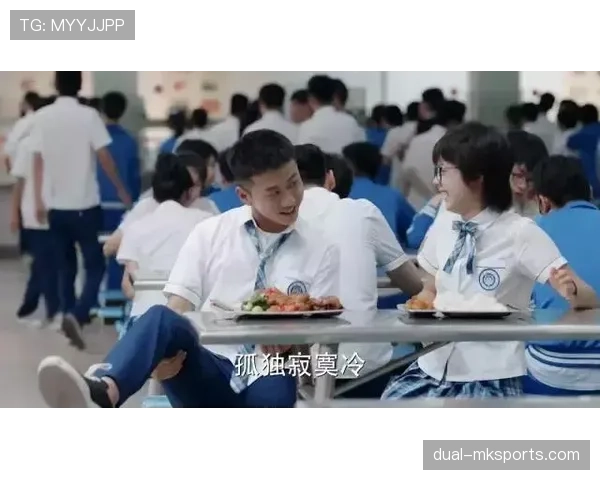 覃海洋训练完直接啃鸡腿？这自律人设有点扛不住啊